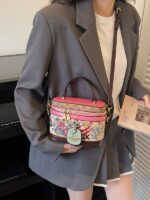 Bag Women's Cute Graffiti Bear Horizontal Portable Cosmetic Bag 2026 New Simple Cartoon Cylindrical Bag Korean Version