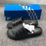 Classic slip-on slippers for bathing, non-slip, lightweight couples slippers, summer three-bar slippers for indoor and outdoor wear in the home and bathroom