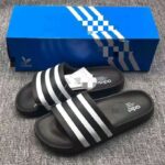 Classic slip-on slippers for bathing, non-slip, lightweight couples slippers, summer three-bar slippers for indoor and outdoor wear in the home and bathroom