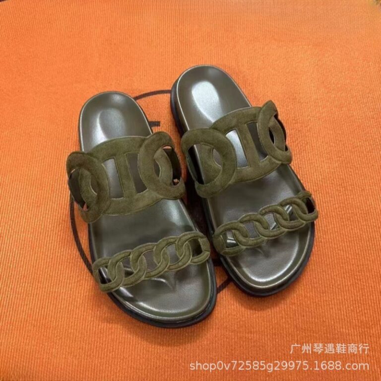Foreign trade chain pig nose thick-soled sandals for women 2026 new outer wear versatile fashion hollow beach thick-soled sandals