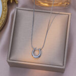 High-end light luxury fashion U-shaped horseshoe pendant titanium steel necklace women's simple and versatile clavicle chain new style does not fade - Image 4