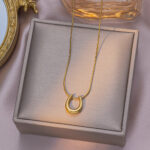 High-end light luxury fashion U-shaped horseshoe pendant titanium steel necklace women's simple and versatile clavicle chain new style does not fade - Image 3
