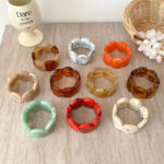 European and American cross-border irregular round resin bracelets for women, high-end niche design, elastic cord bracelets, jewelry accessories - Image 2